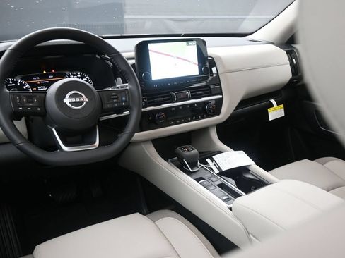 Used 2025 Nissan Pathfinder SL FWD image 14