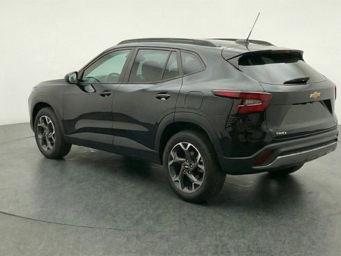 Used 2025 Chevrolet Trax LT FWD image 6