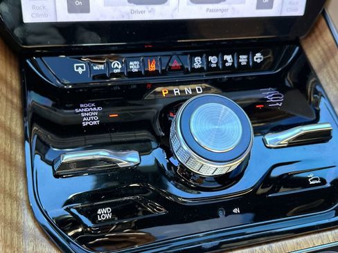 Used 2023 Jeep Grand Wagoneer Series III w/ HD Trailer Tow Package image 32