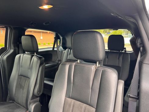 Used 2019 Dodge Grand Caravan SXT w/ Blacktop Package FWD image 24