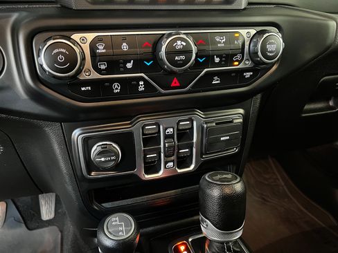 Used 2022 Jeep Wrangler Unlimited Sahara w/ LED Lighting Group AWD/4WD image 15