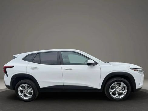 Used 2024 Chevrolet Trax LS w/ LS Convenience Package FWD image 4