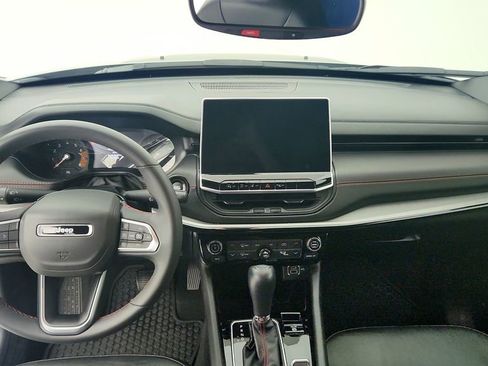 Used 2025 Jeep Compass Trailhawk image 21