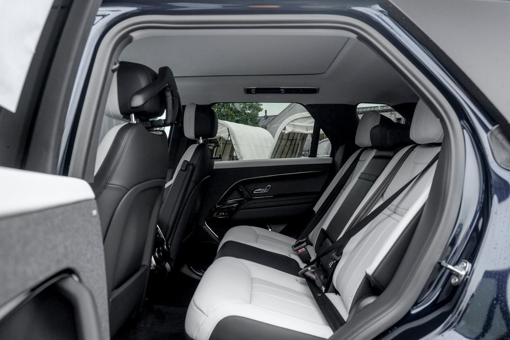 New 2026 Land Rover Range Rover Sport Dynamic SE AWD/4WD image 17