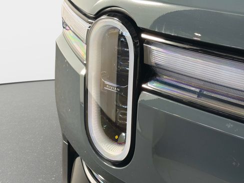Used 2026 Rivian R1S Premium AWD/4WD image 9