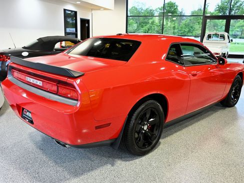 Used 2014 Dodge Challenger R/T RWD image 3
