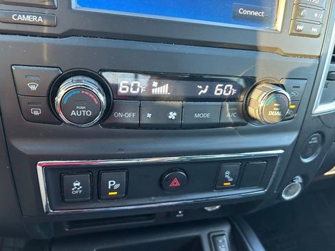 Used 2018 Nissan Titan SV w/ SV Convenience Package RWD image 27