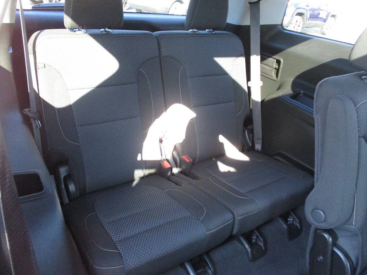 Used 2023 GMC Acadia SLE w/ Driver Convenience Package FWD image 15