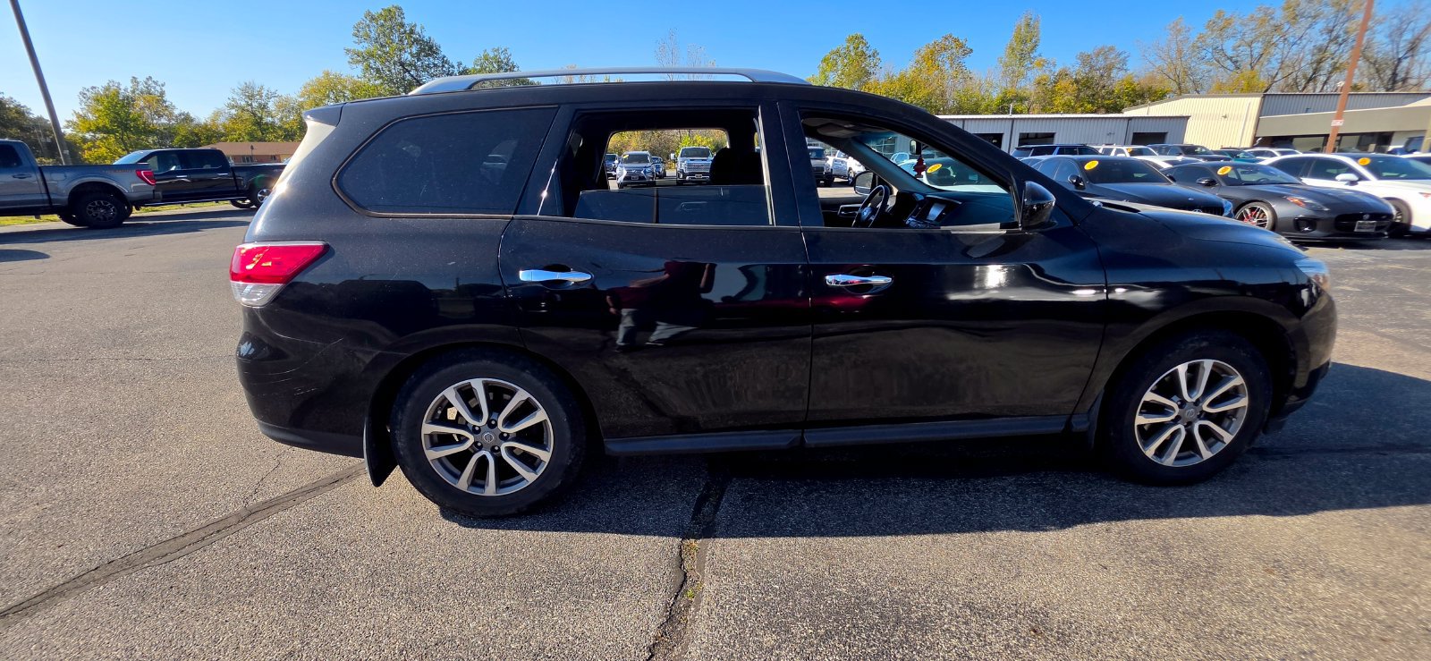 Used 2015 Nissan Pathfinder SV w/ Cargo Package FWD image 4