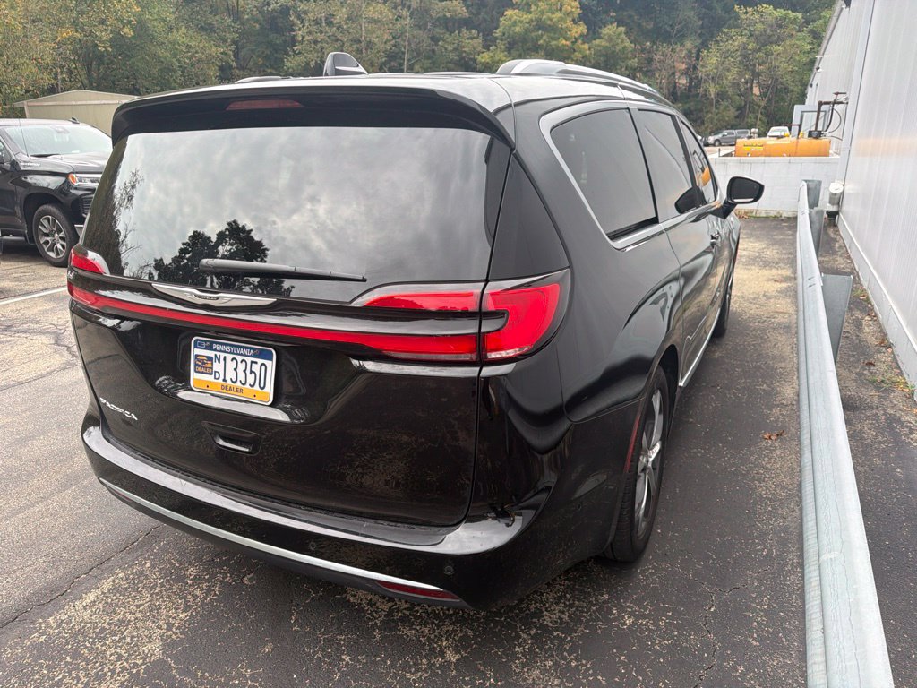 Used 2025 Chrysler Pacifica Pinnacle FWD image 12