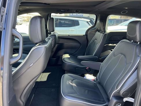 Used 2026 Chrysler Pacifica Limited w/ S Appearance Package FWD image 9