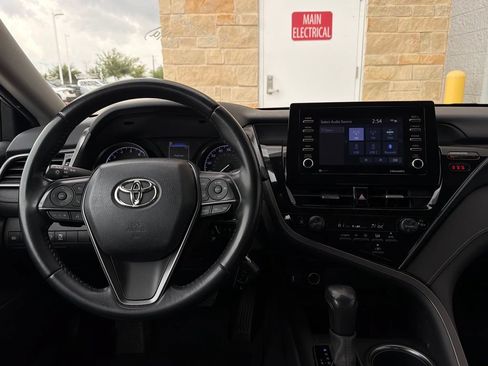 Used 2022 Toyota Camry SE FWD image 4