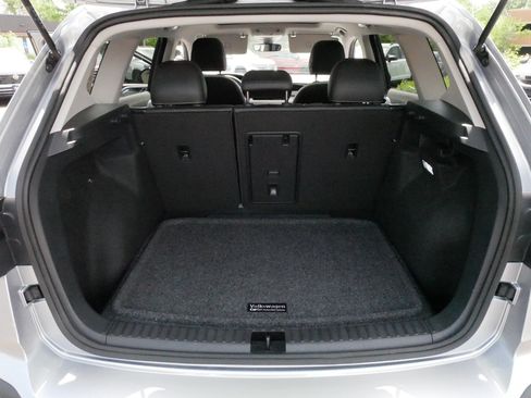 Certified 2025 Volkswagen Taos SE w/ Panoramic Sunroof Package AWD/4WD image 18
