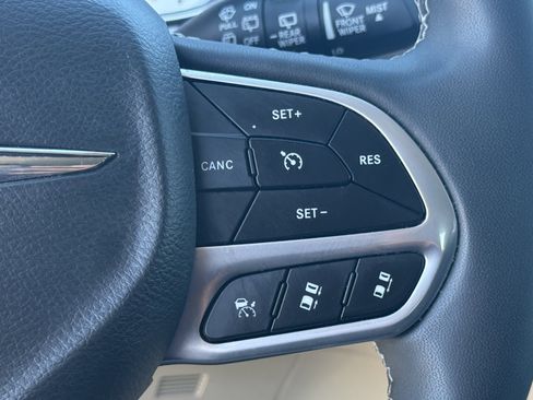 Used 2023 Chrysler Pacifica Touring-L image 19