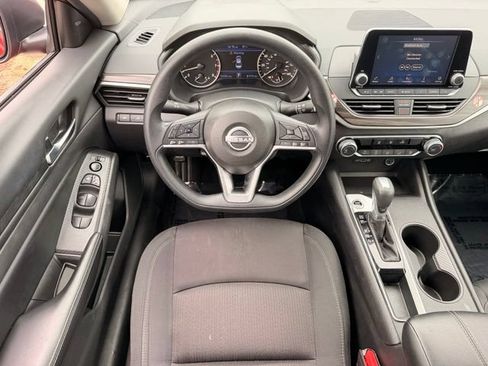 Used 2025 Nissan Altima 2.5 SV FWD image 12