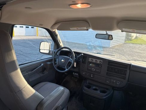 Used 2017 Chevrolet Express 2500 Extended RWD image 12