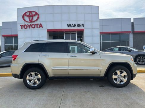 Used 2011 Jeep Grand Cherokee Limited w/ Trailer Tow Group AWD/4WD image 3