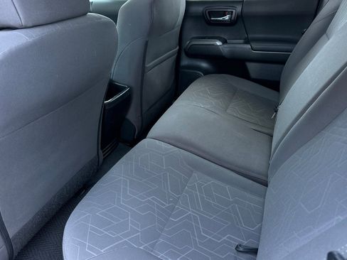 Used 2016 Toyota Tacoma TRD Sport image 11