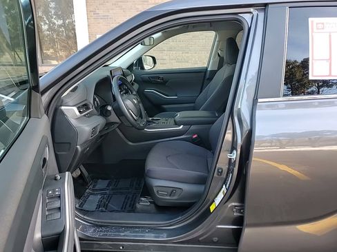 Used 2024 Toyota Highlander LE image 18