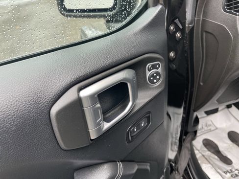 Used 2019 Jeep Wrangler Unlimited Sahara w/ Uconnect 4C Nav & Sound Group image 8