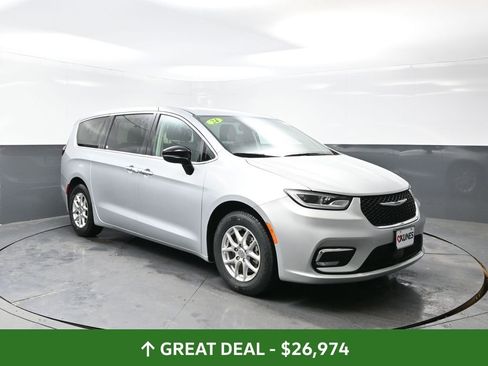 Used 2024 Chrysler Pacifica Touring-L image 5
