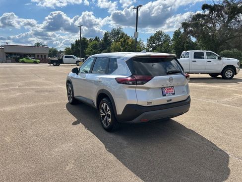 Used 2023 Nissan Rogue SV image 3