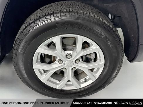 Used 2023 Jeep Grand Cherokee L Limited AWD/4WD image 34