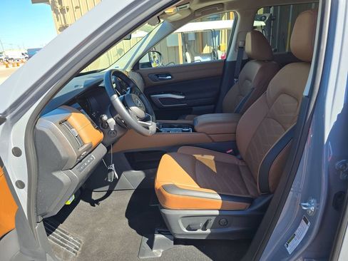 Used 2025 Nissan Pathfinder Platinum image 14