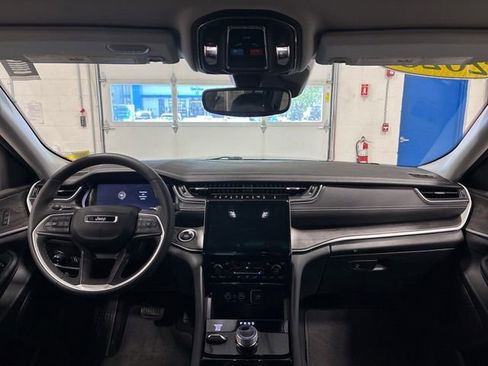 Used 2023 Jeep Grand Cherokee Limited w/ Black Appearance Package AWD/4WD image 15