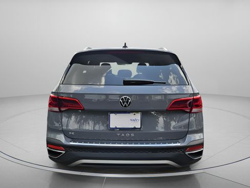 Used 2022 Volkswagen Taos SE w/ Panoramic Sunroof Package FWD image 4