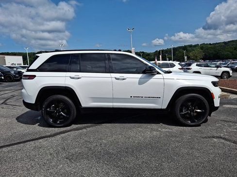 Certified 2023 Jeep Grand Cherokee Altitude AWD/4WD image 9