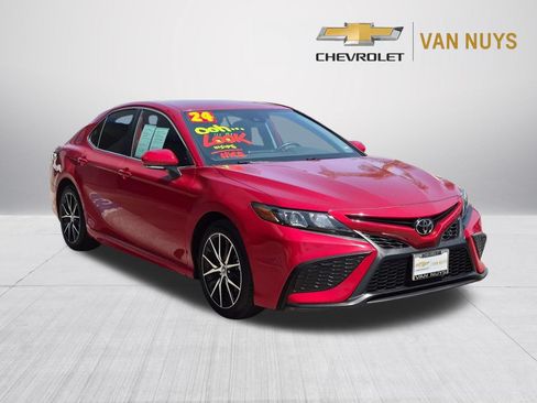 Used 2024 Toyota Camry SE FWD image 3