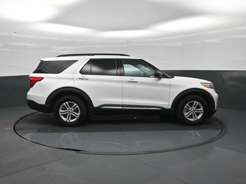 Used 2023 Ford Explorer XLT AWD/4WD image 9