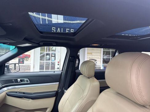 Used 2017 Ford Explorer XLT w/ Equipment Group 202A AWD/4WD image 9