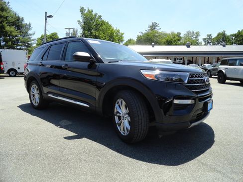 Certified 2020 Ford Explorer XLT w/ Equipment Group 202A AWD/4WD image 3