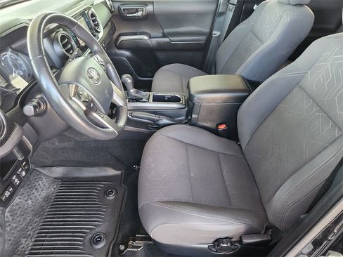 Used 2017 Toyota Tacoma TRD Sport image 14