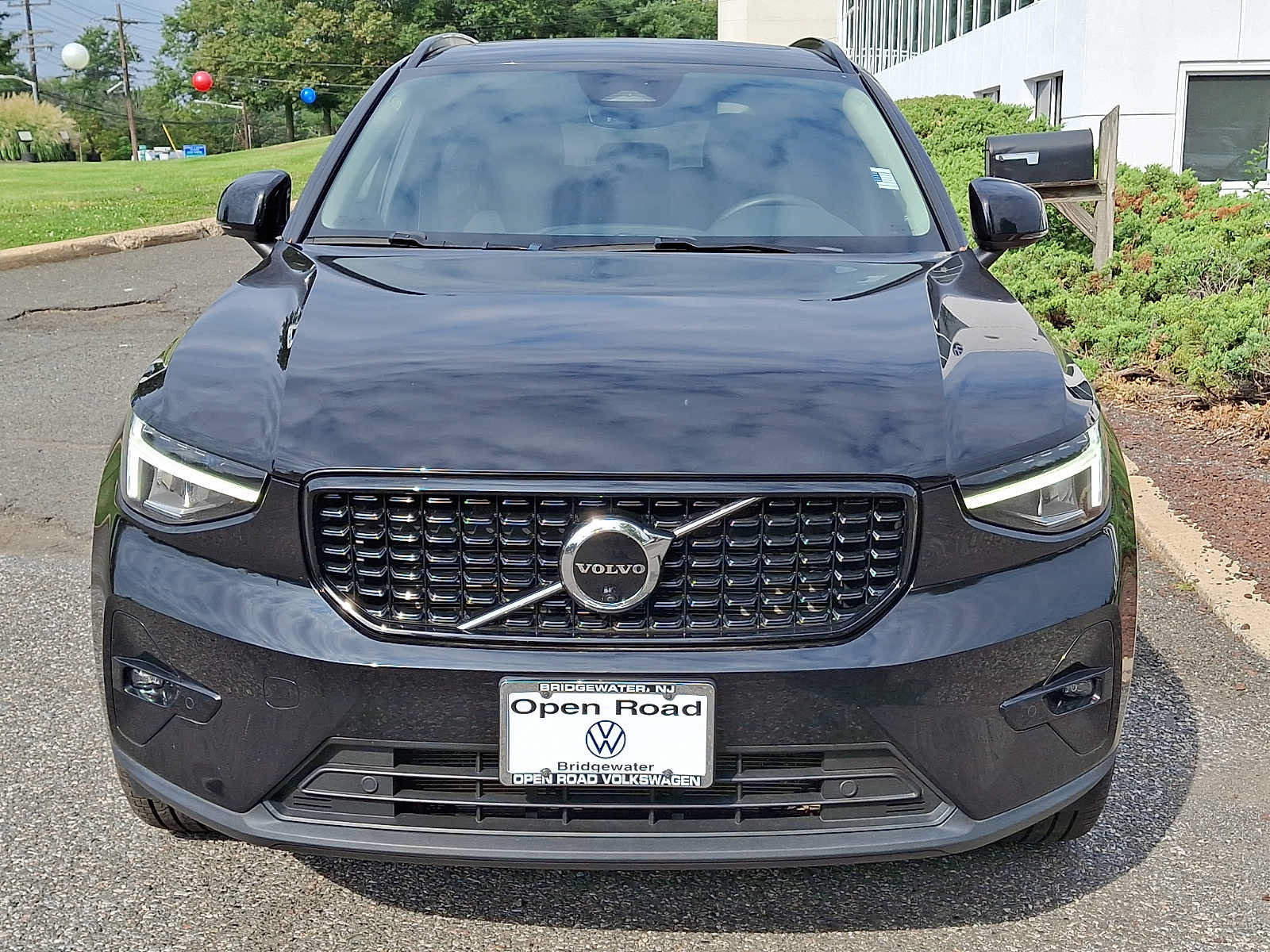 Used 2023 Volvo XC40 B5 Plus w/ Protection Package Premier AWD/4WD image 2