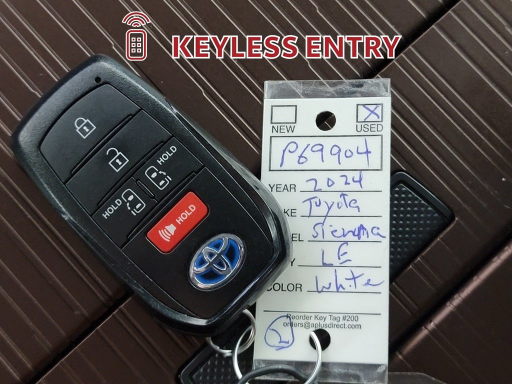 Used 2024 Toyota Sienna LE FWD image 31