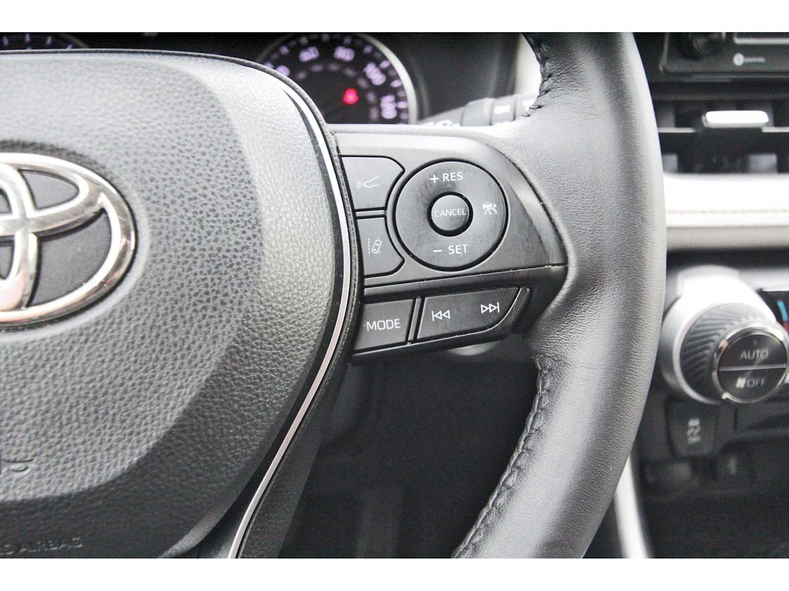 Used 2022 Toyota RAV4 XLE Premium FWD image 16