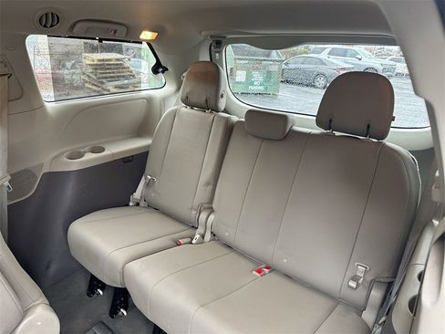 Used 2020 Toyota Sienna XLE image 30