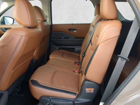 Used 2023 Nissan Pathfinder Platinum w/ Black Appearance Package AWD/4WD image 19