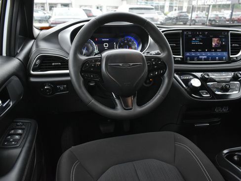 Used 2023 Chrysler Pacifica Touring FWD image 19