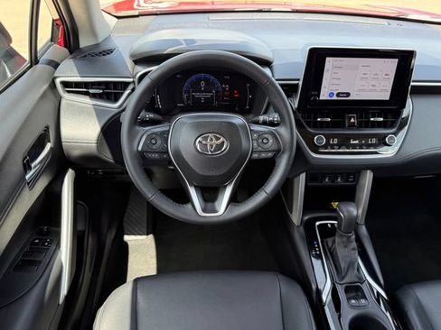 Used 2023 Toyota Corolla Cross XLE w/ Convenience Package FWD image 23