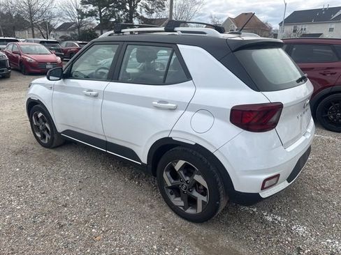 Used 2023 Hyundai Venue Limited image 6