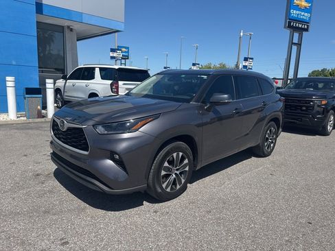 Used 2021 Toyota Highlander XLE FWD image 3