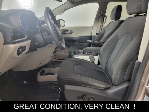 Used 2017 Chrysler Pacifica Touring Plus w/ Tire & Wheel Group FWD image 13
