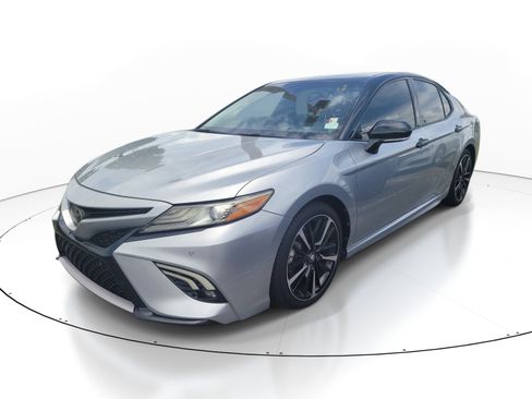 Used 2018 Toyota Camry XSE FWD image 3