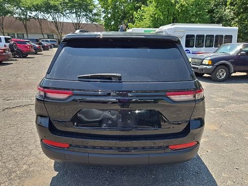 Used 2024 Jeep Grand Cherokee Altitude AWD/4WD image 5