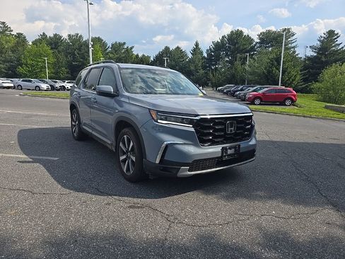 Used 2025 Honda Pilot Touring image 1
