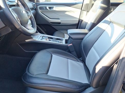 Used 2022 Ford Explorer XLT w/ Equipment Group 202A image 8